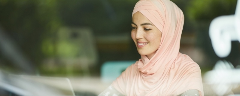 Femme portant un hijab travaillant sur un ordinateur portable